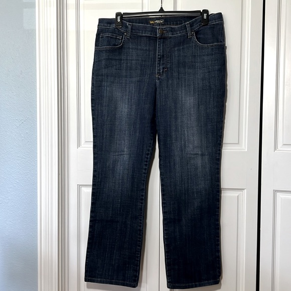 Lee relaxed fit, mid rise, straight leg jeans size 18 - Picture 1 of 14